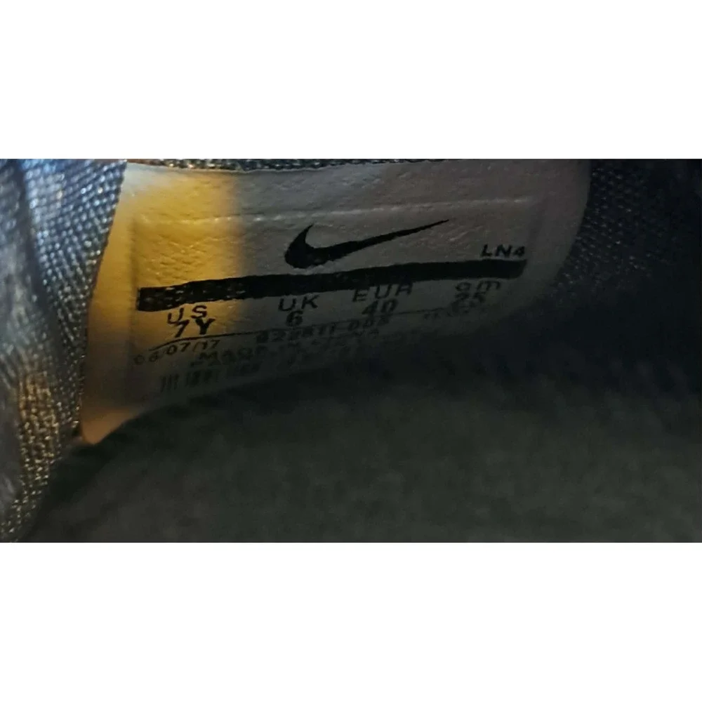 Nike LeBron 15  922811-005 Gray Metallic Gold Basketball Sneakers Kids Size 7Y